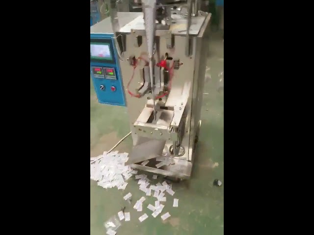 Ķīna piegādātājs Automātiskā vertikālā spilvena maisiņš šķembu šķidruma uzkodu iepakošanas mašīna